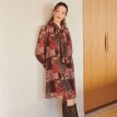 Krátké šaty s vázačkou ve výstřihu a patchwork potiskem