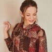 Krátké šaty s vázačkou ve výstřihu a patchwork potiskem