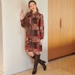 Krátké šaty s vázačkou ve výstřihu a patchwork potiskem