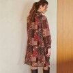 Krátké šaty s vázačkou ve výstřihu a patchwork potiskem