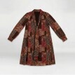 Krátké šaty s vázačkou ve výstřihu a patchwork potiskem