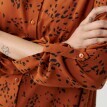 Rozšířená košilová tunika s knoflíky a minimalistickým potiskem