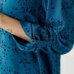 Rozšířená košilová tunika s knoflíky a minimalistickým potiskem