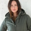 Nepromokavá dlouhá prošívaná bunda s páskem, na zip