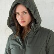Nepromokavá dlouhá prošívaná bunda s páskem, na zip