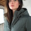 Nepromokavá krátká prošívaná bunda s páskem, na zip