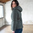 Nepromokavá krátká prošívaná bunda s páskem, na zip