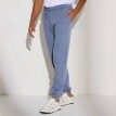 Pantaloni terminați cu tivuri elastice