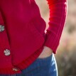 Un pulover cu nasturi, tricotat cu un model din plastic