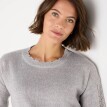 Sweter z ażurowymi paskami na rękawach i falistym wykończeniem