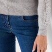 Sweter z ażurowymi paskami na rękawach i falistym wykończeniem