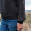 Sweter z ażurowym wzorem i falistymi brzegami