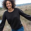 Sweter z ażurowym wzorem i falistymi brzegami