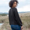 Sweter z ażurowym wzorem i falistymi brzegami
