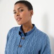 Sweter zapinany na guziki z wzorem warkocza
