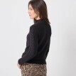 Rozpinany sweter ze stójką i wzorem warkoczowym