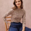 Tričko so stojačikom, zvlneným zakončením a leoparďou potlačou