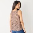 Top s výstrihom do V, čipkou a leopardím vzorom
