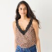 Top s výstrihom do V, čipkou a leopardím vzorom