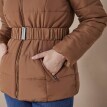 Jachetă lungă matlasată impermeabilă cu curea și fermoar