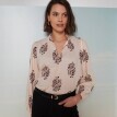 Bluză cu guler ridicat, mâneci încrețite și imprimeu etnic