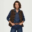 Buklé vesta s leopardím vzorom