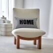 Kostkovaný polštářek s nášivkou HOME