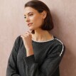 Pulovr s lodičkovým výstřihem a příměsí vlny