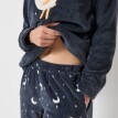 Pijamale din fleece cu tematică bej, cu mâneci lungi și mască de somn asortată