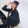 Pijamale din fleece cu tematică bej, cu mâneci lungi și mască de somn asortată