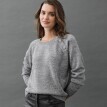 Sweter z ozdobnymi guzikami na ramieniu