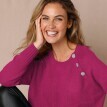 Sweter z ozdobnymi guzikami bijou na ramieniu