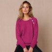 Sweter z ozdobnymi guzikami bijou na ramieniu