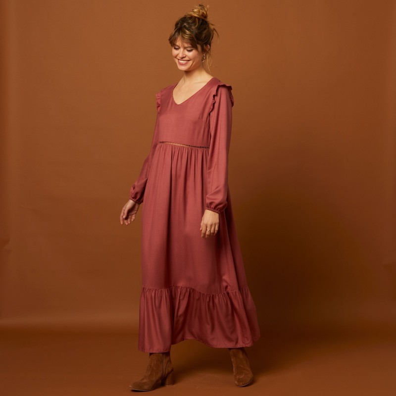     Jednobarevné dlouhé šaty s volánovým spodním lemem