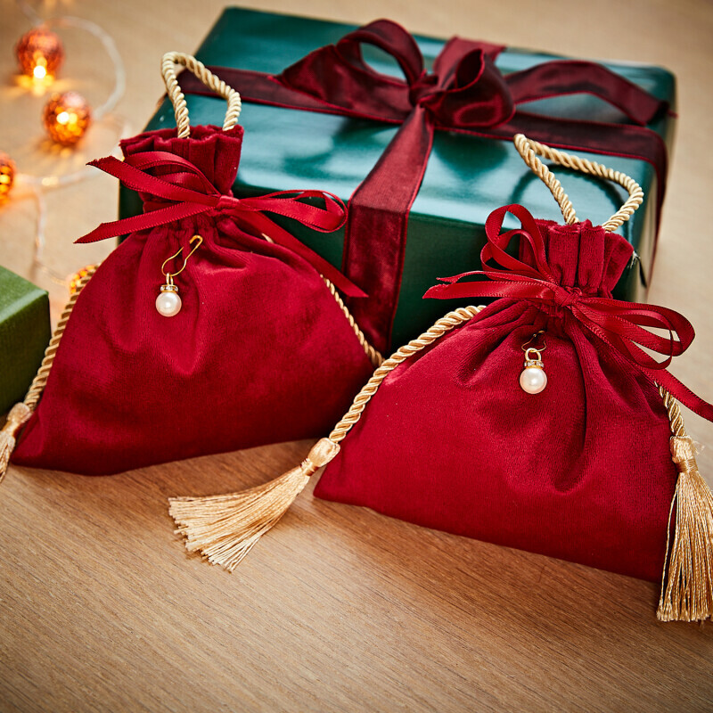 2 aksamitne torebki na prezenty
