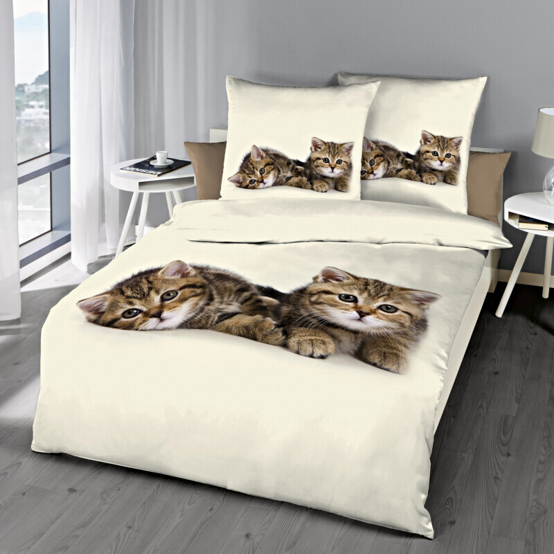 Ágyneműt tartalmaz egy ágyra Cat