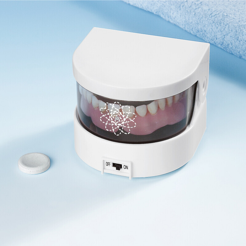 Urządzenie do czyszczenia protez zębow.