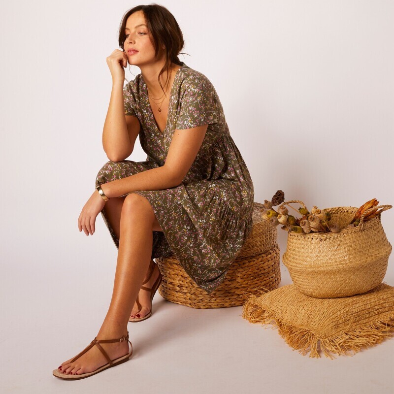 Polodlhé šaty s volánmi a potlačou