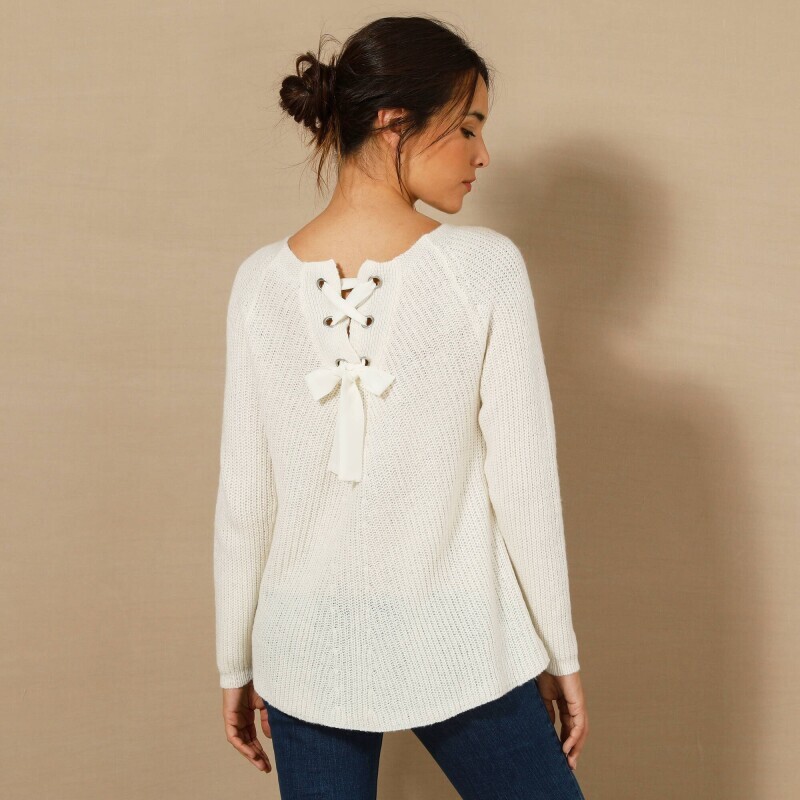 Dlouhý pulovr se šněrováním na zádech, z hladkého úpletu