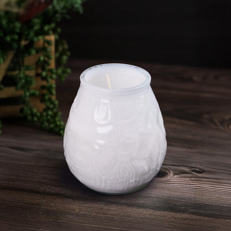 Svíčka v bílém skleněném svícnu