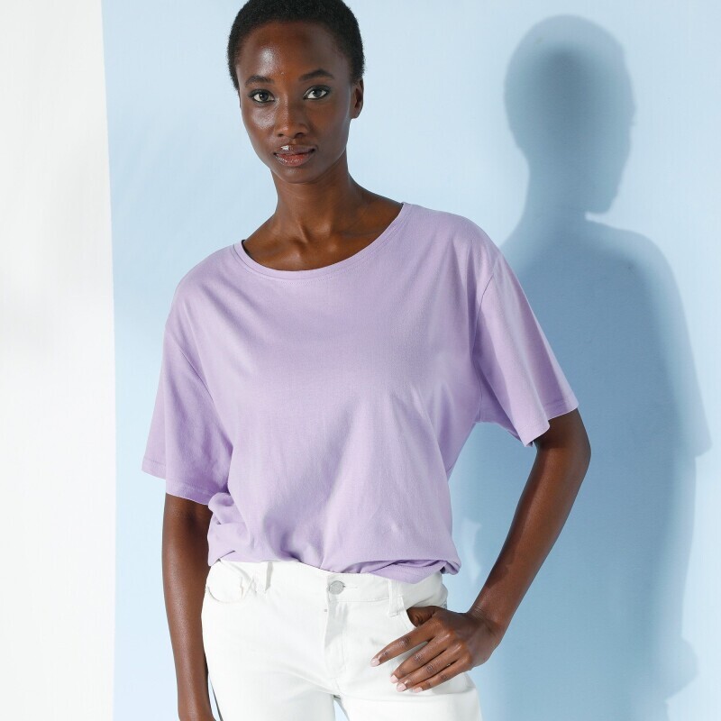 Prosta koszulka z krótkim rękawem i okrągłym dekoltem