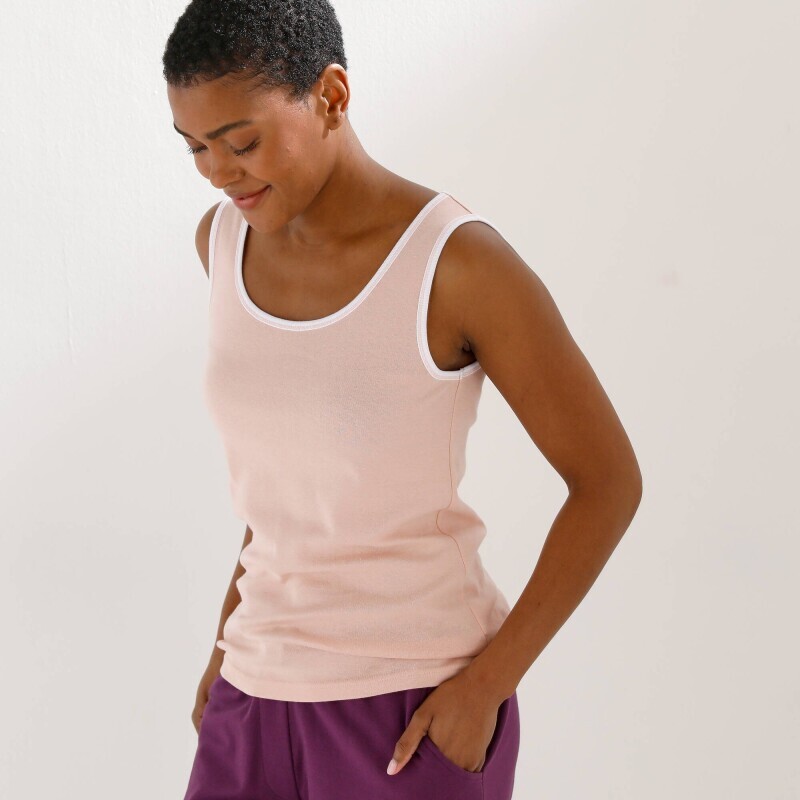 Top se širokými ramínky a kontrastním lemováním