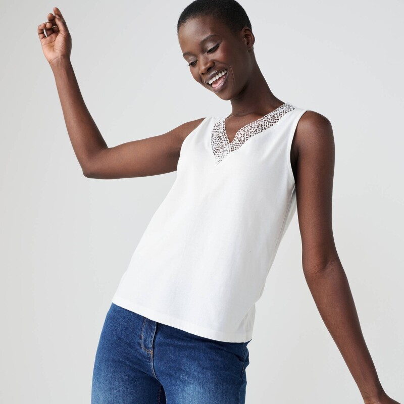 Топ з V-подібним вирізом та мереживом