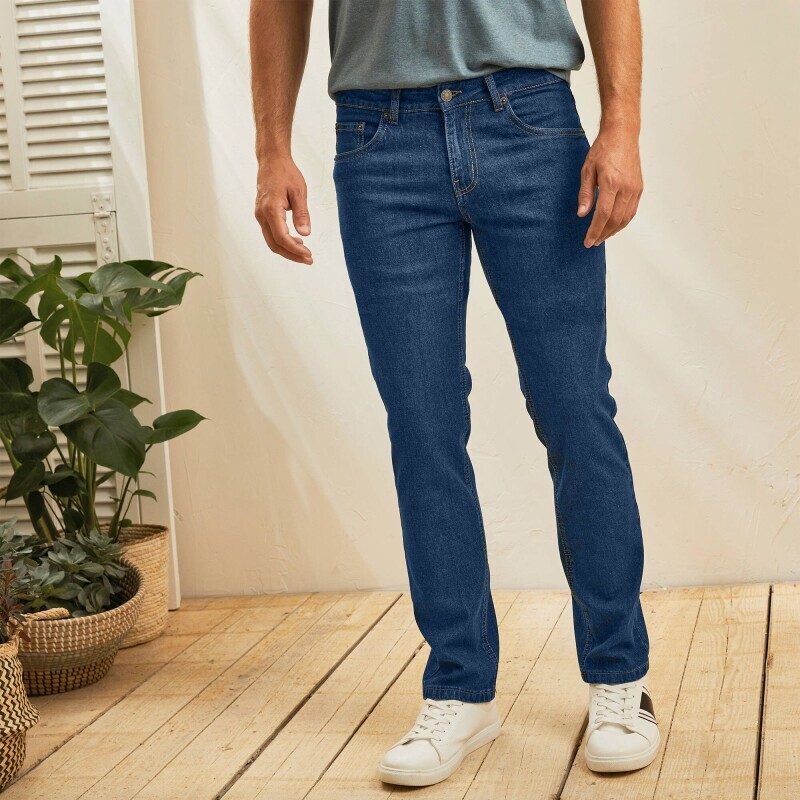 Džínsy pre plnšiu postavu, s tvarovaným
pásom a 5 vreckami pre nižšiu postavu