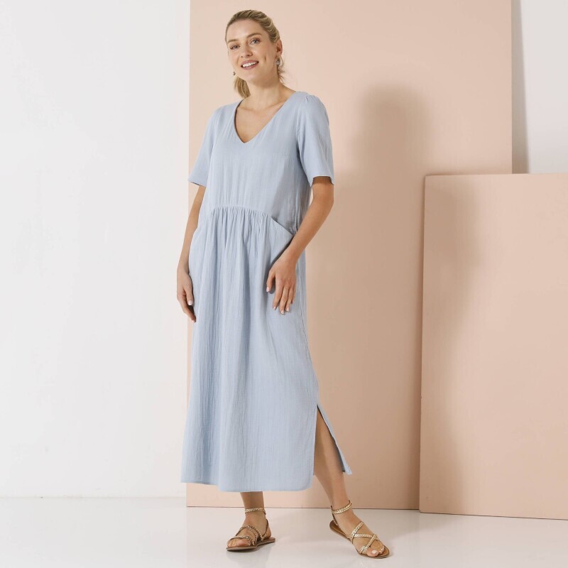 Muślinowa rozkloszowana sukienka midi z dekoltem w szpic