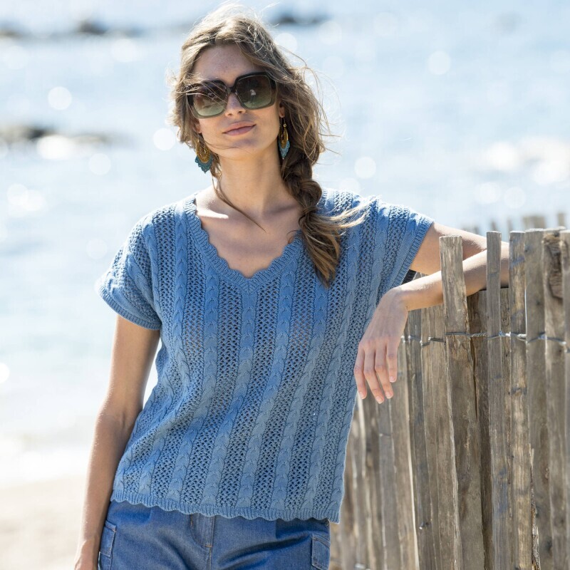 Bluzka z dekoltem w szpic, wykonana z koronkowej dzianiny