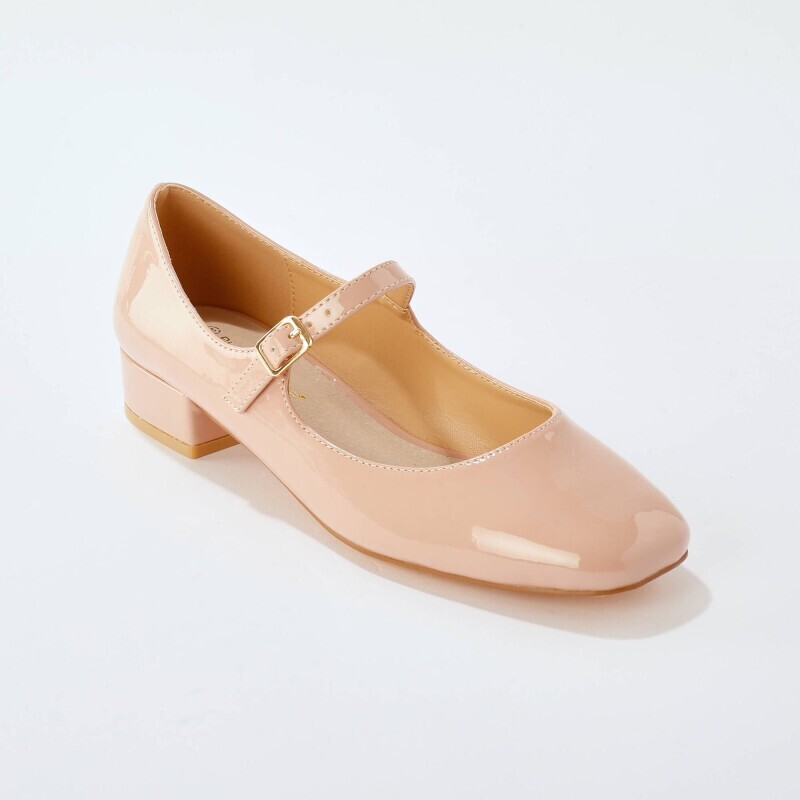 Lakierowane buty na obcasie