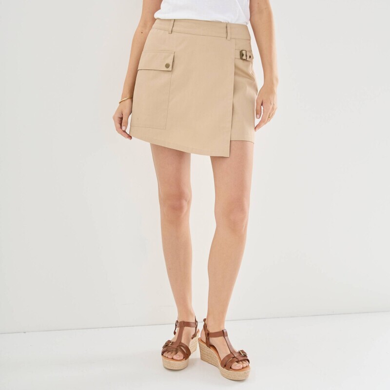 Sukňové šortky s kapsou a sponou