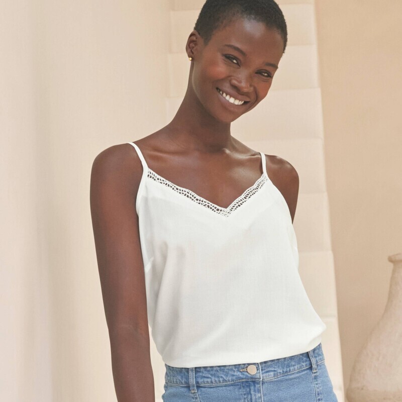 Top s macramé výstrihom do V