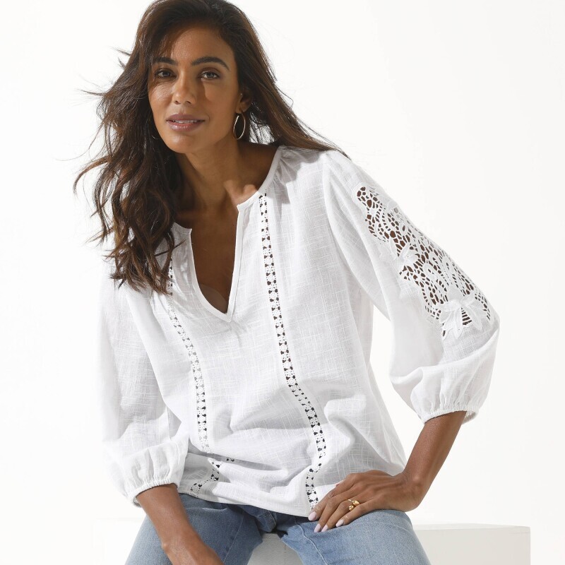 Jednobarevná halenka s macramé a ažurovou výšivkou